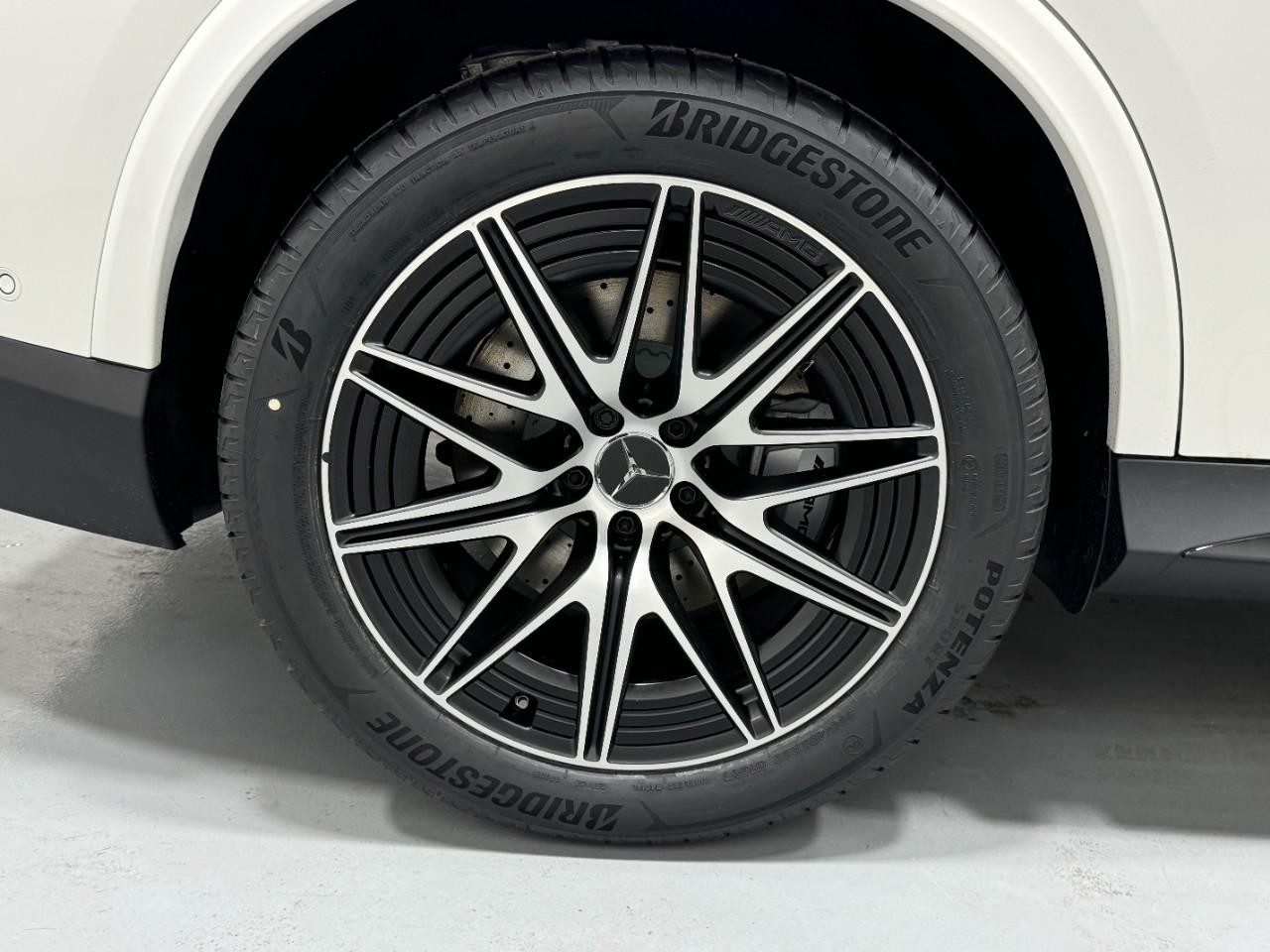 Mercedes-Benz GLC Vehicle Full-screen Gallery Image 5