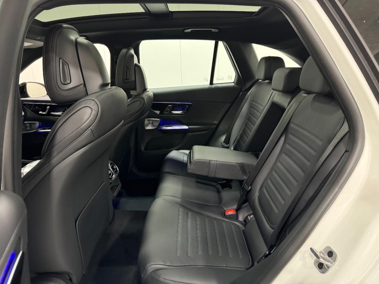 Mercedes-Benz GLC Vehicle Full-screen Gallery Image 8