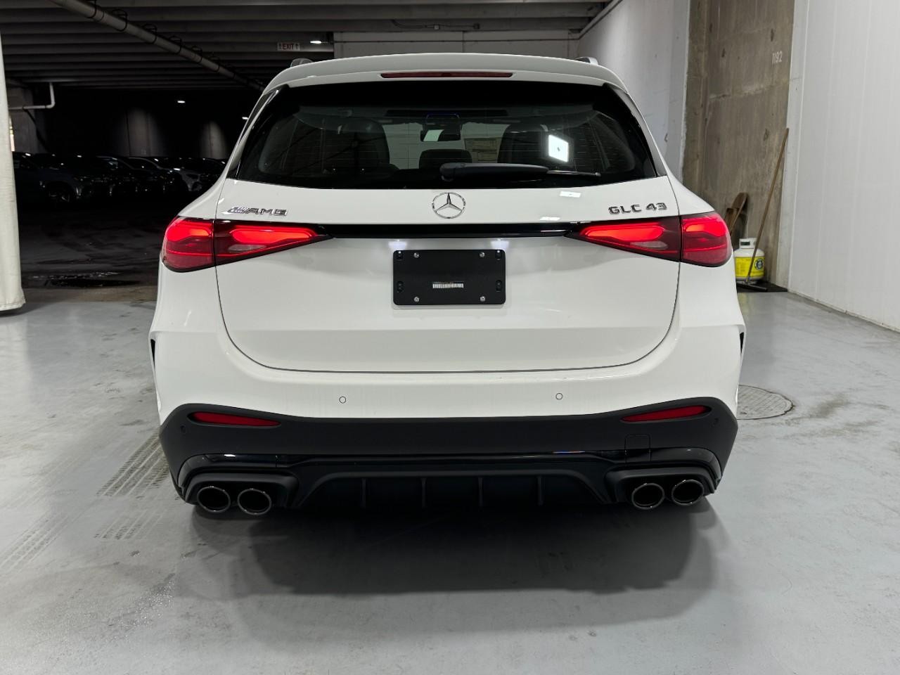 Mercedes-Benz GLC Vehicle Full-screen Gallery Image 9