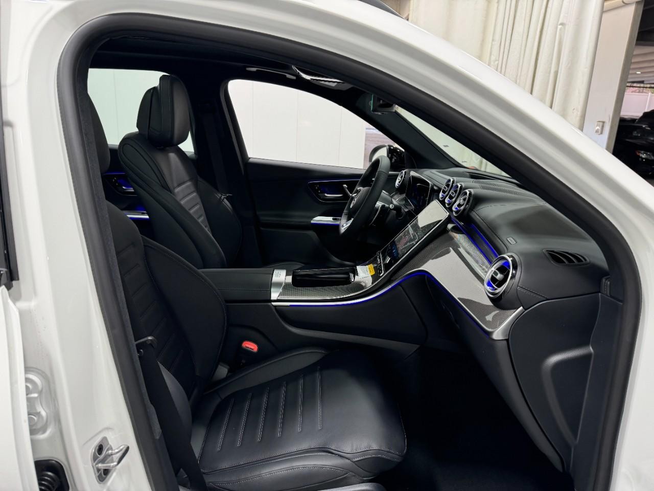 Mercedes-Benz GLC Vehicle Full-screen Gallery Image 16