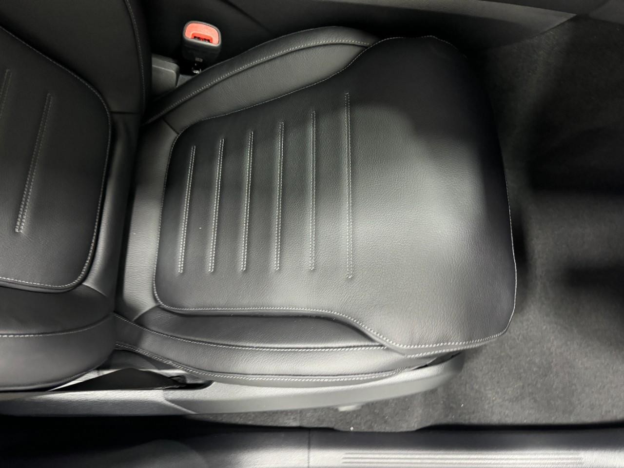 Mercedes-Benz GLC Vehicle Full-screen Gallery Image 17