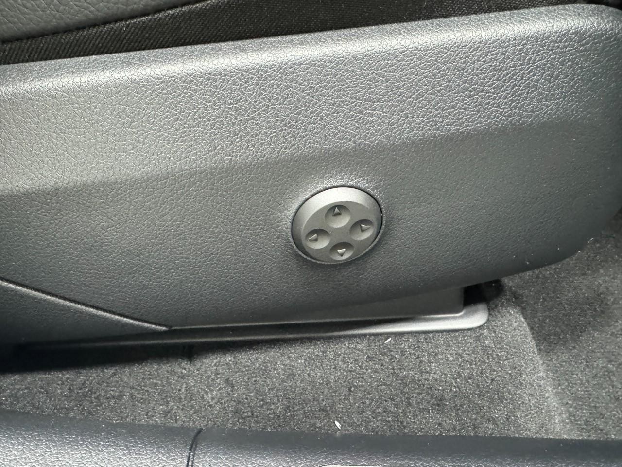 Mercedes-Benz GLC Vehicle Full-screen Gallery Image 18