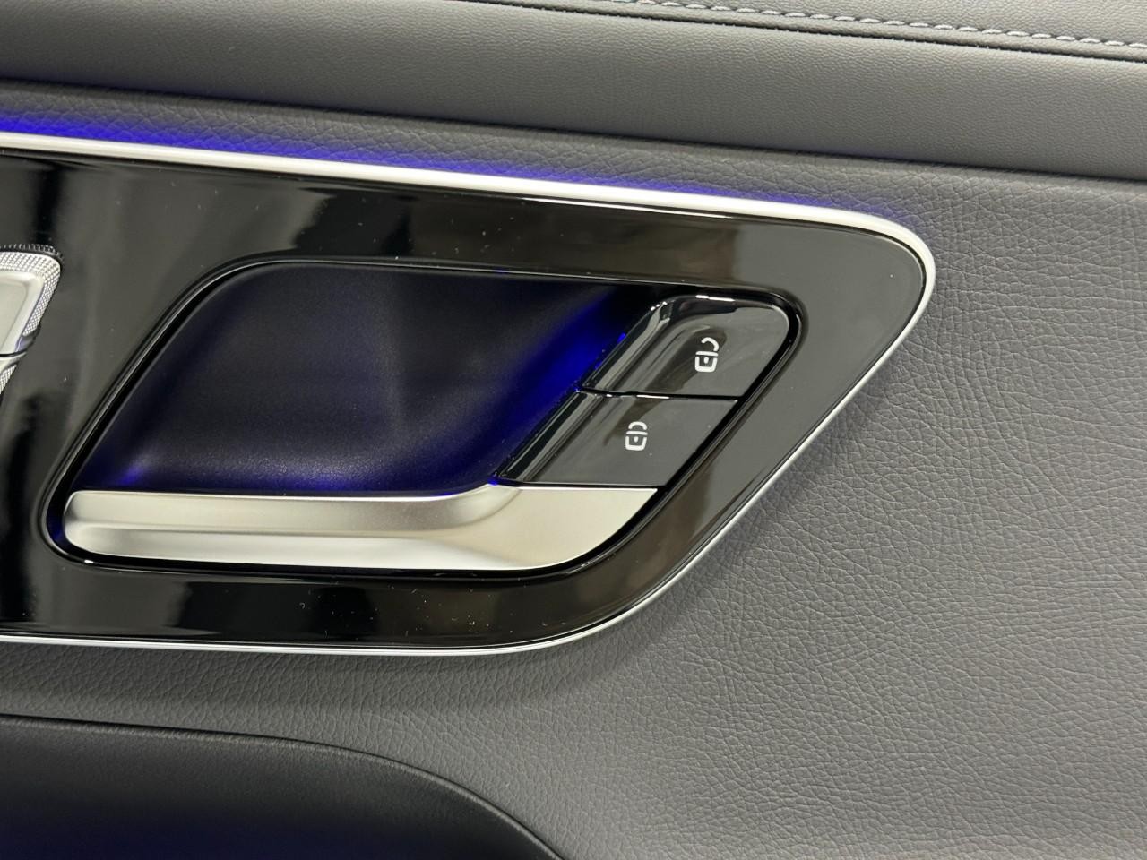 Mercedes-Benz GLC Vehicle Full-screen Gallery Image 20