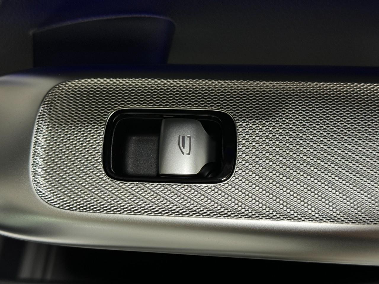 Mercedes-Benz GLC Vehicle Full-screen Gallery Image 21