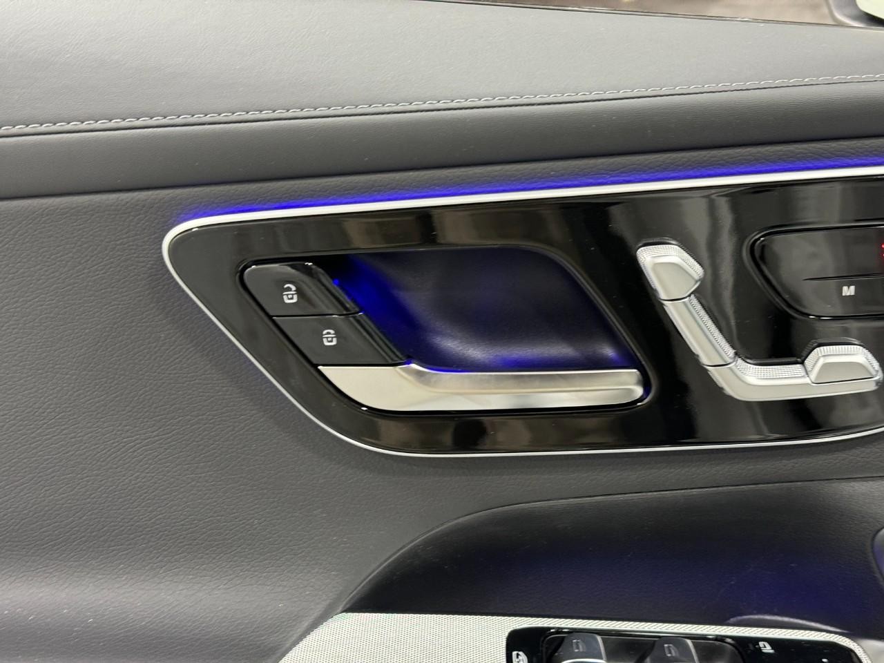 Mercedes-Benz GLC Vehicle Full-screen Gallery Image 23