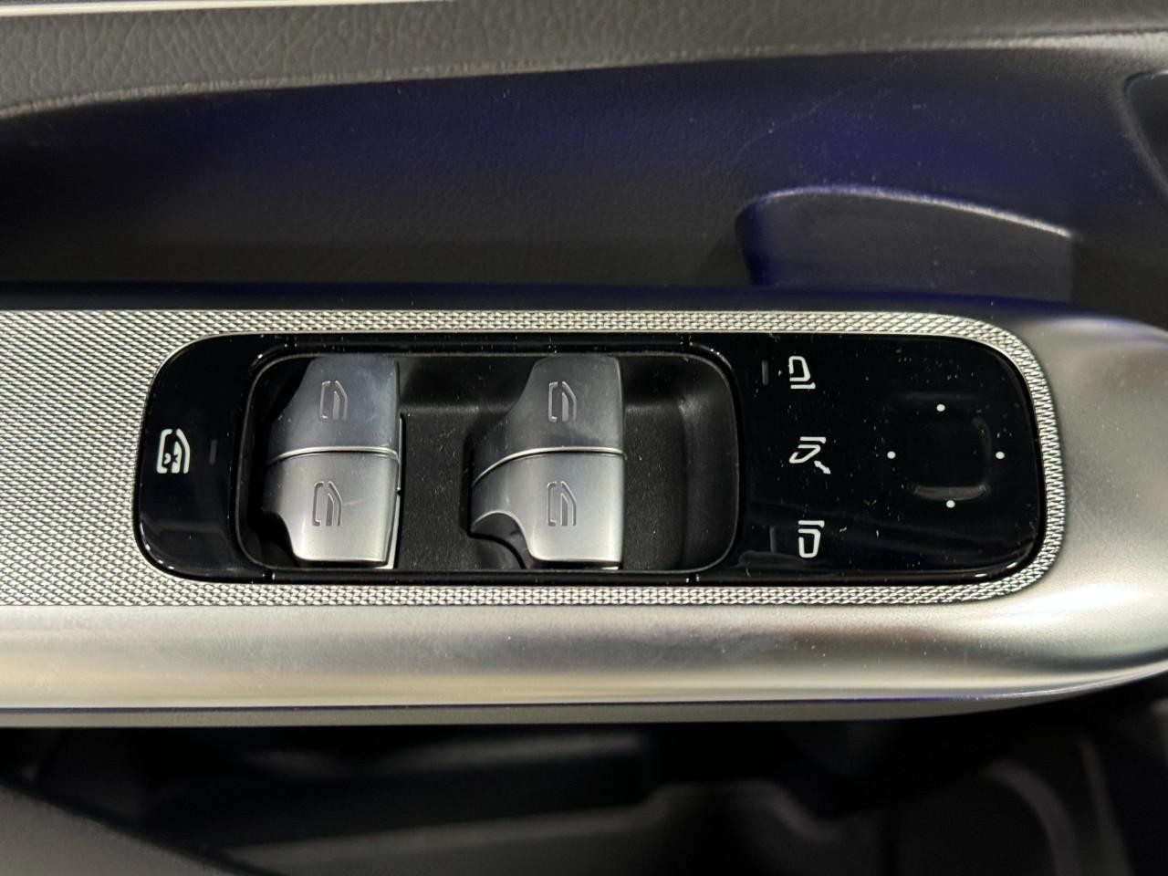 Mercedes-Benz GLC Vehicle Full-screen Gallery Image 24