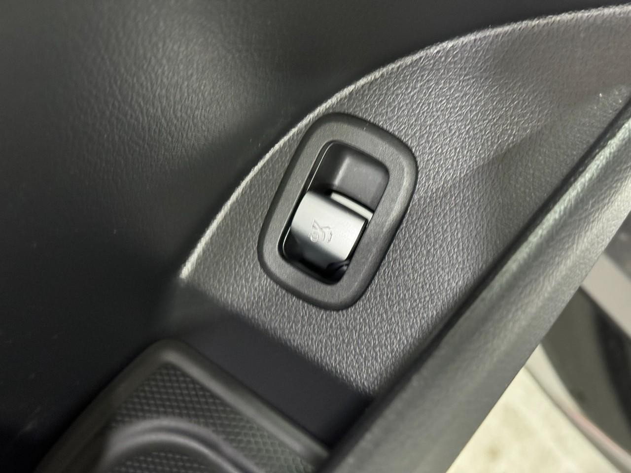 Mercedes-Benz GLC Vehicle Full-screen Gallery Image 26