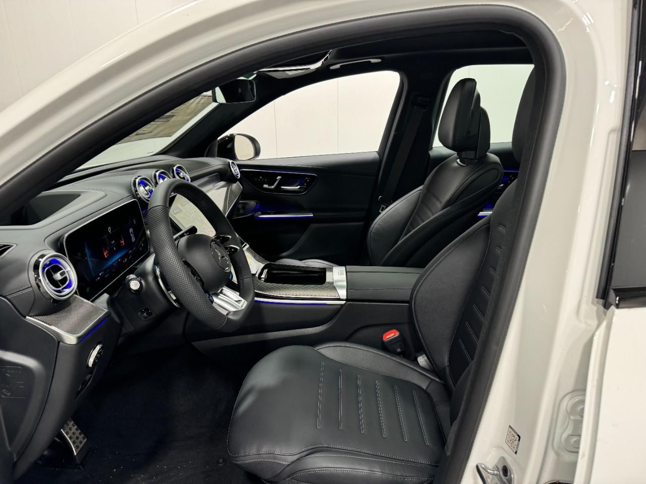 Mercedes-Benz GLC Vehicle Full-screen Gallery Image 27