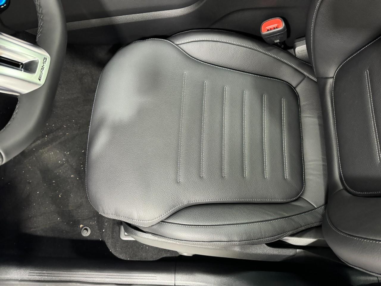 Mercedes-Benz GLC Vehicle Full-screen Gallery Image 28