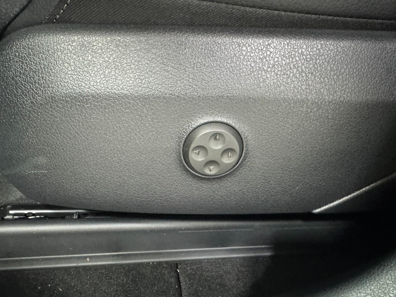 Mercedes-Benz GLC Vehicle Full-screen Gallery Image 29