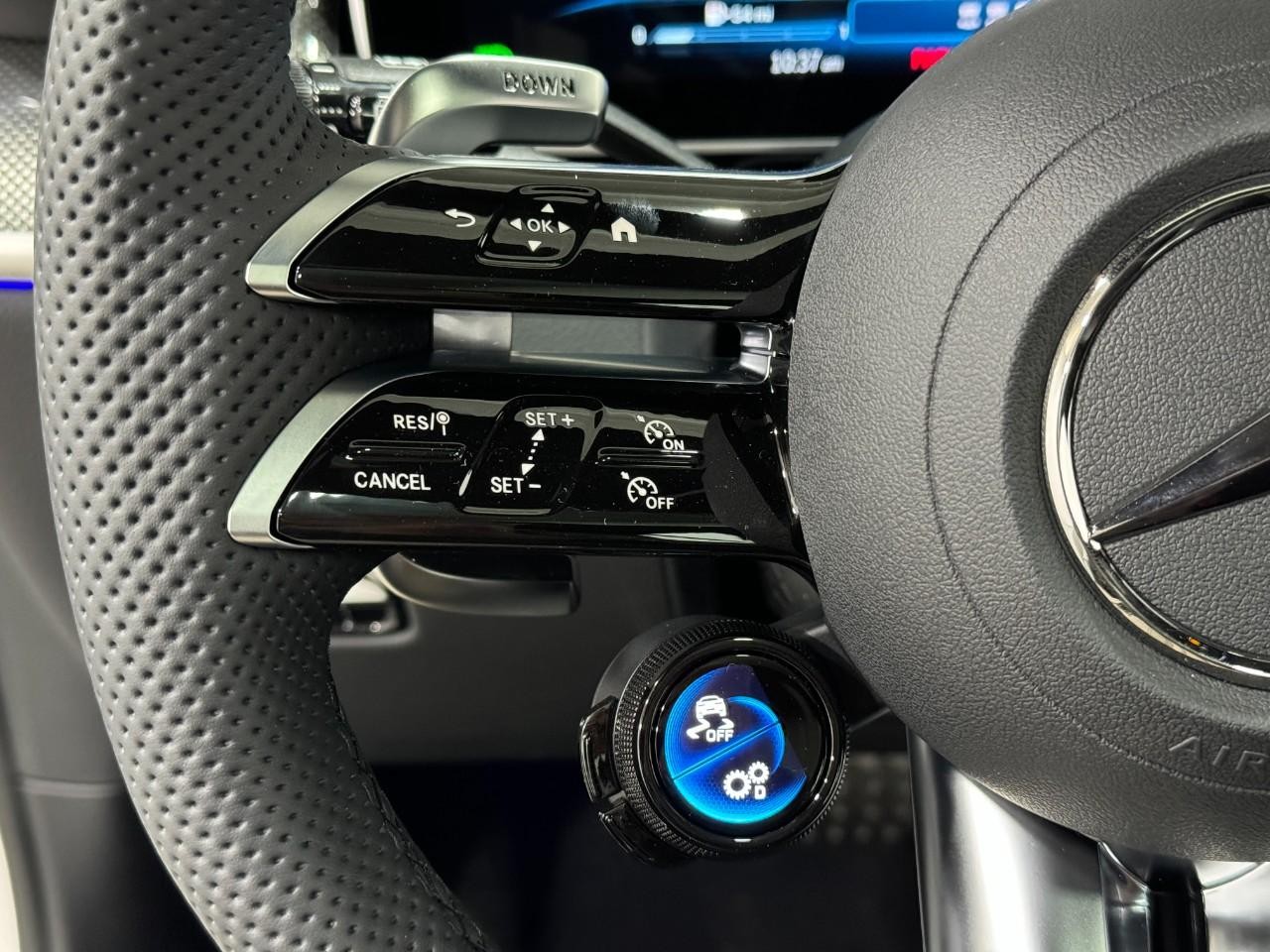 Mercedes-Benz GLC Vehicle Full-screen Gallery Image 31