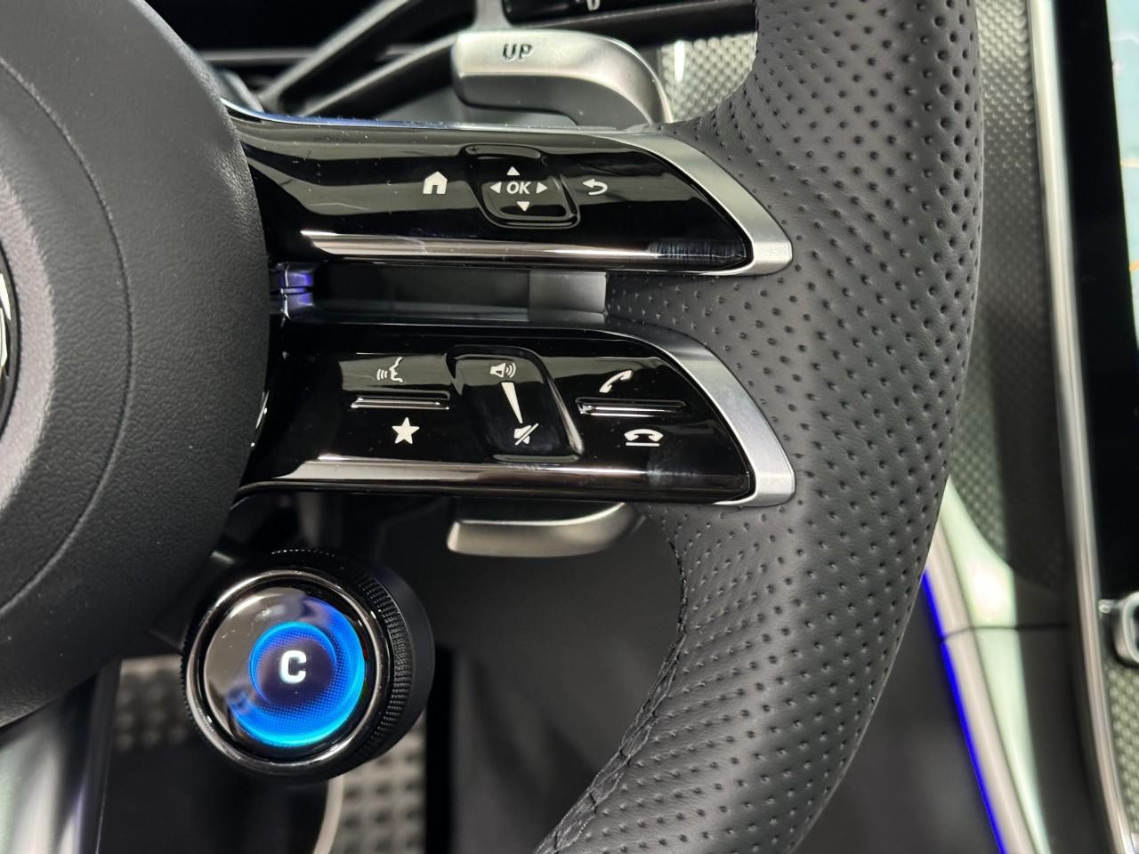 Mercedes-Benz GLC Vehicle Full-screen Gallery Image 32