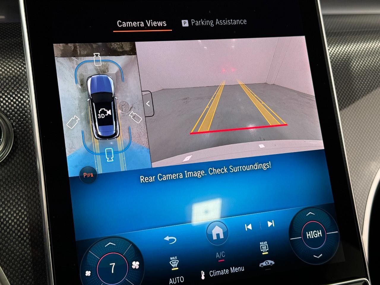 Mercedes-Benz GLC Vehicle Full-screen Gallery Image 35