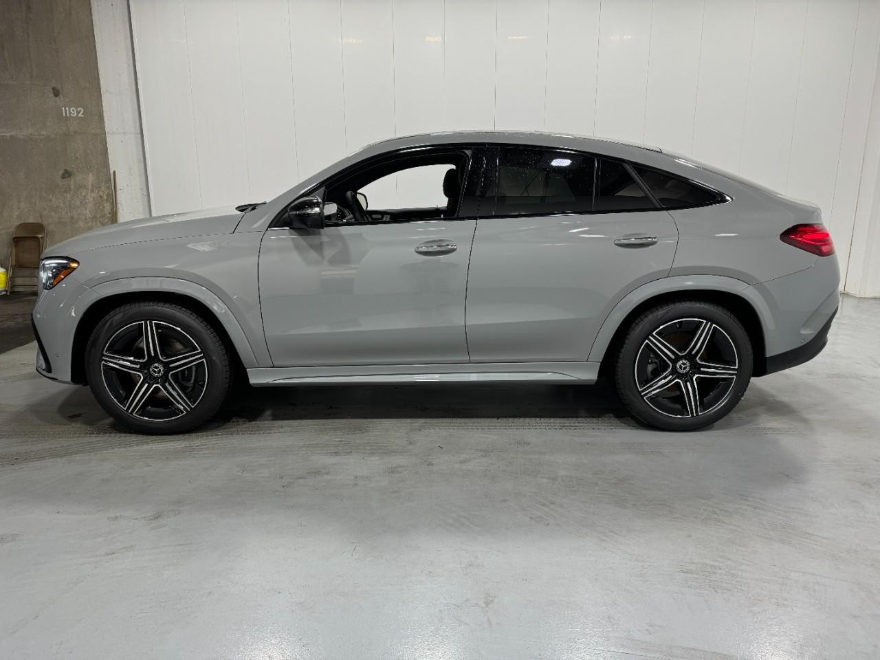 Mercedes-Benz GLE Vehicle Full-screen Gallery Image 2