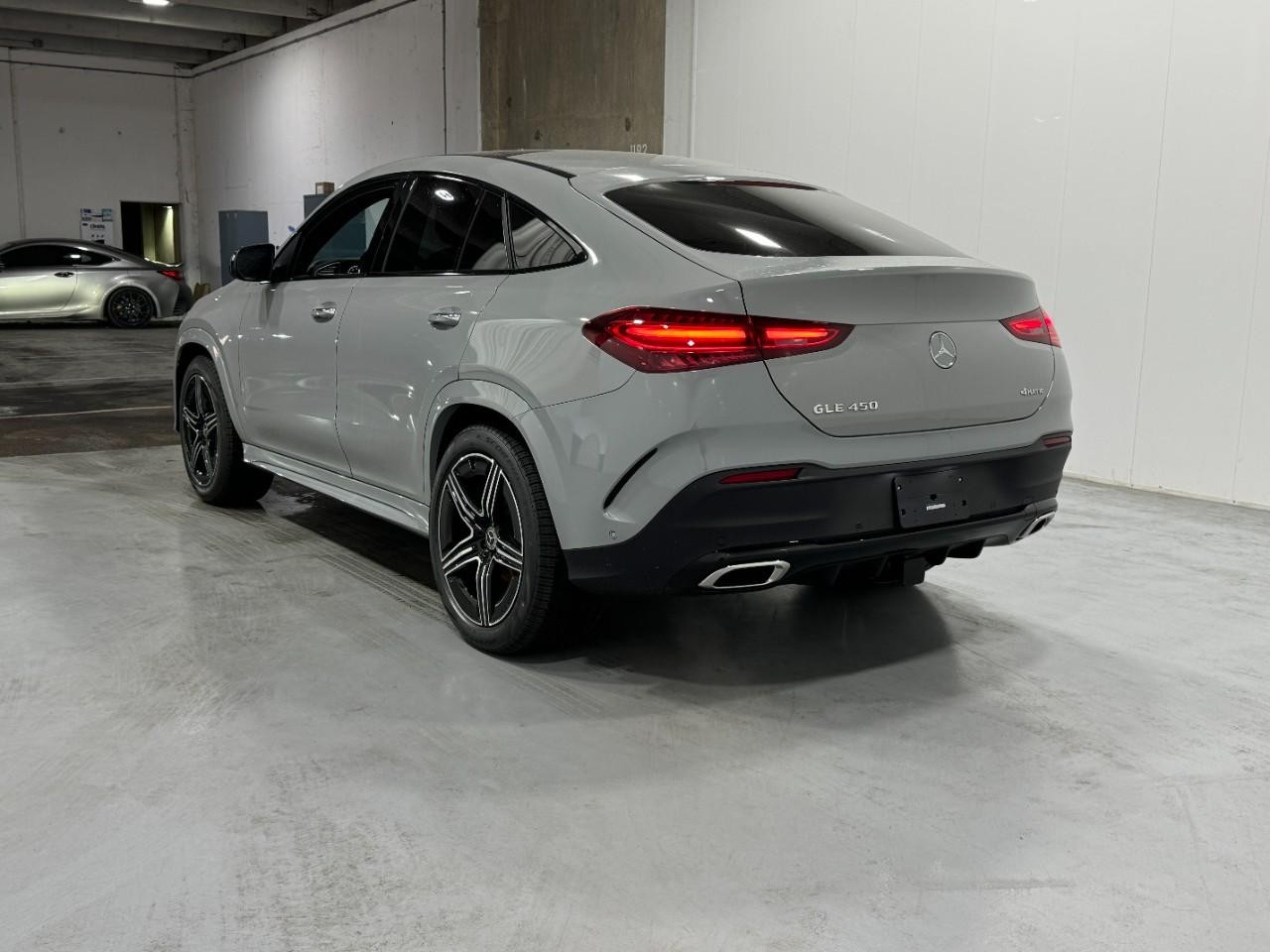 Mercedes-Benz GLE Vehicle Full-screen Gallery Image 3