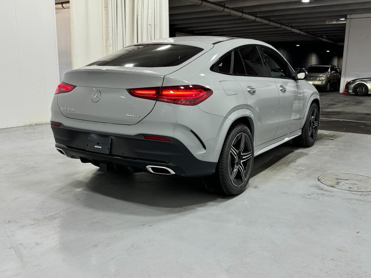Mercedes-Benz GLE Vehicle Full-screen Gallery Image 4
