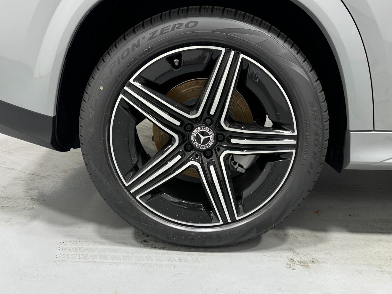 Mercedes-Benz GLE Vehicle Full-screen Gallery Image 5