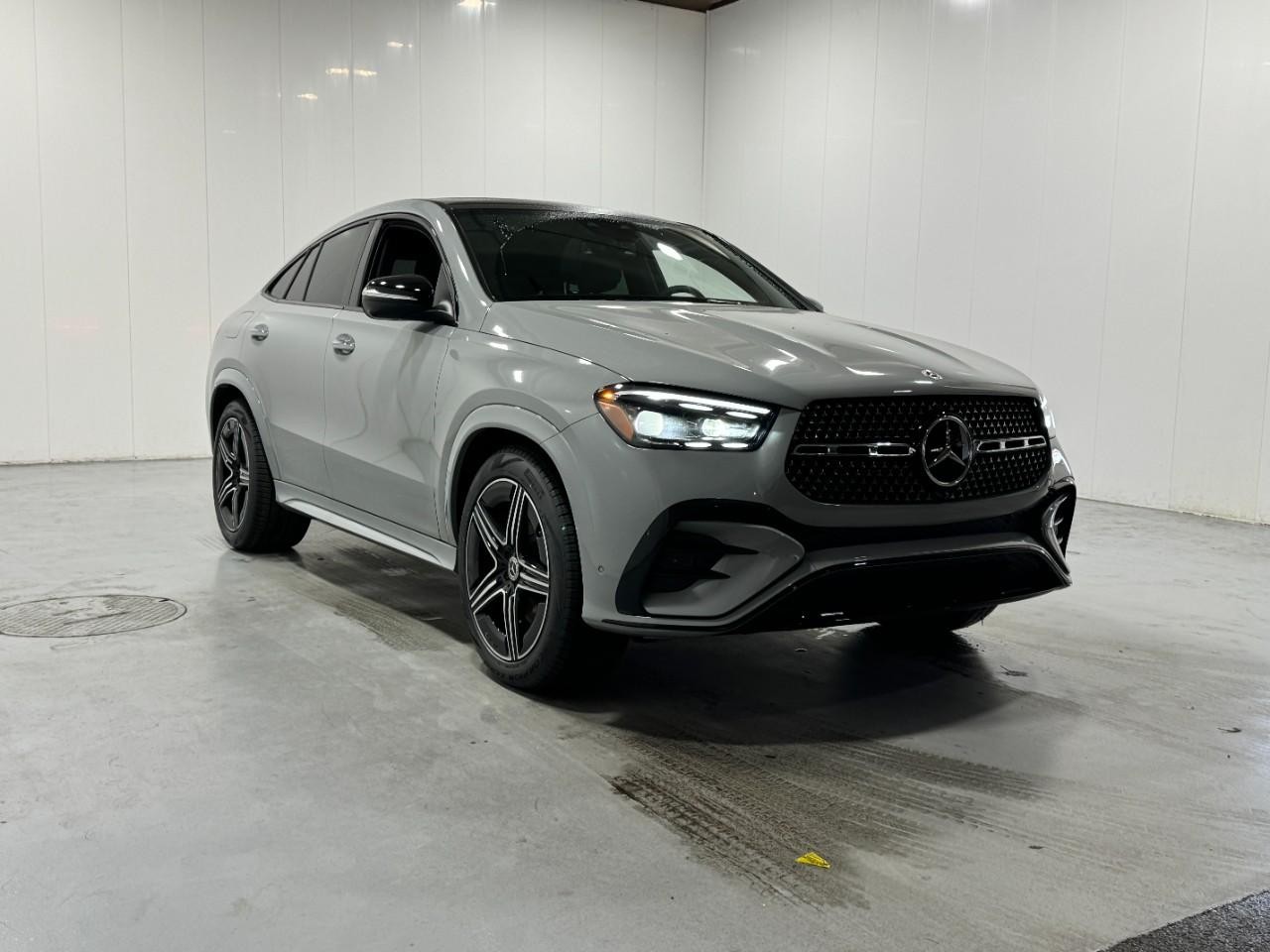 Mercedes-Benz GLE Vehicle Full-screen Gallery Image 6