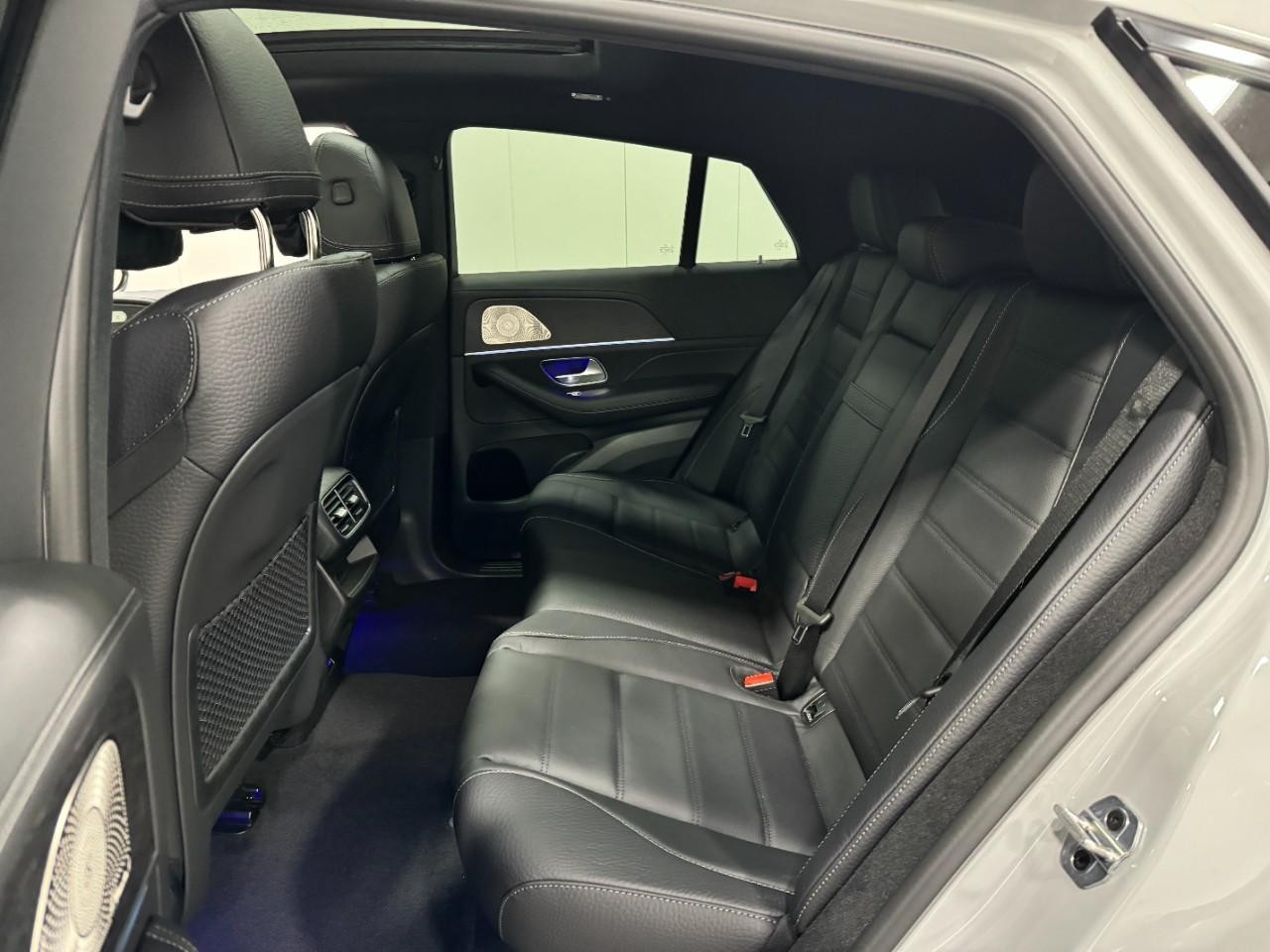 Mercedes-Benz GLE Vehicle Full-screen Gallery Image 8