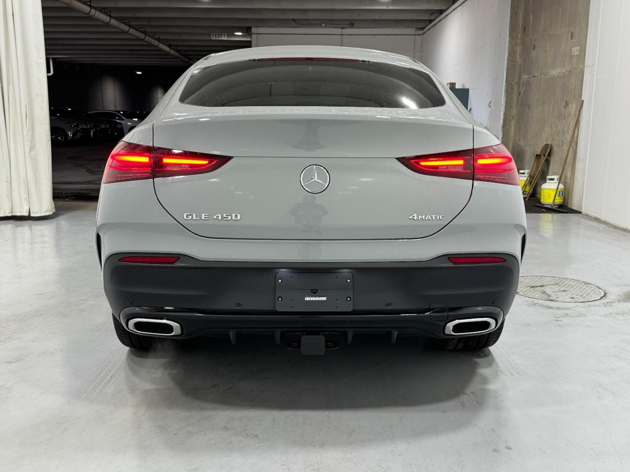 Mercedes-Benz GLE Vehicle Full-screen Gallery Image 9