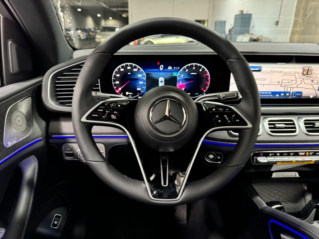 Mercedes-Benz GLE Vehicle Full-screen Gallery Image 13