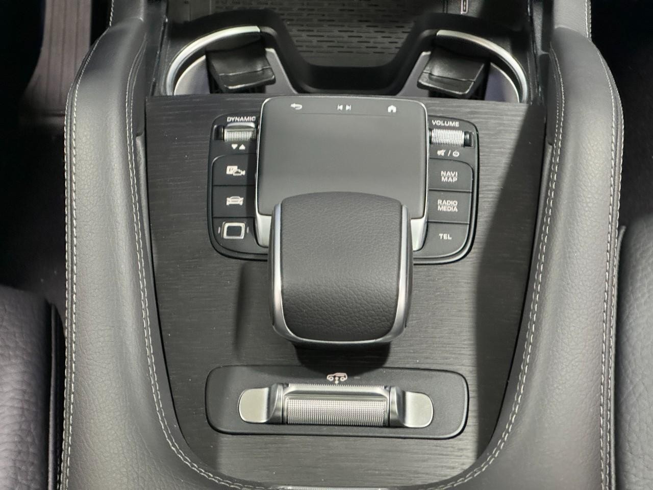 Mercedes-Benz GLE Vehicle Full-screen Gallery Image 16