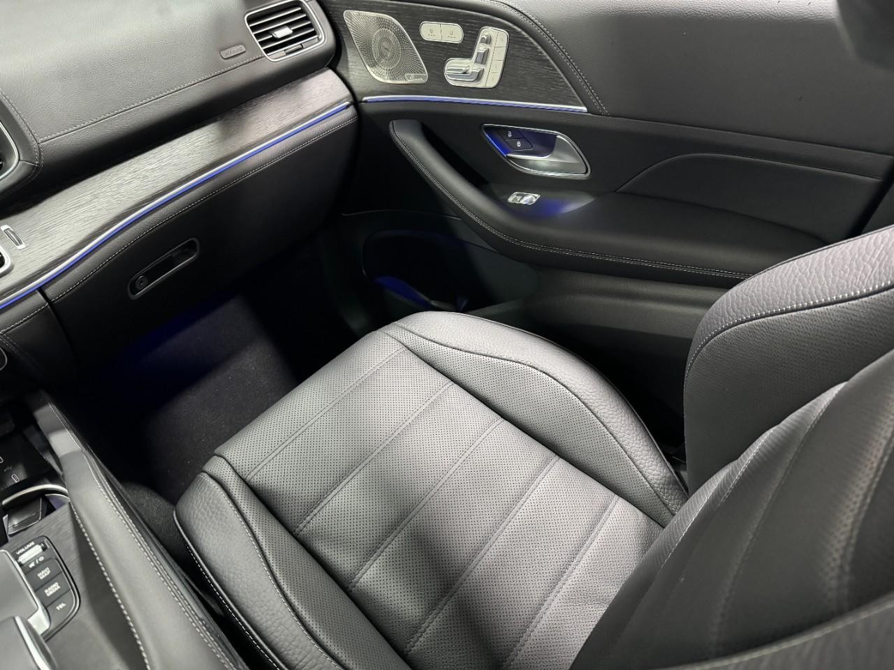 Mercedes-Benz GLE Vehicle Full-screen Gallery Image 17