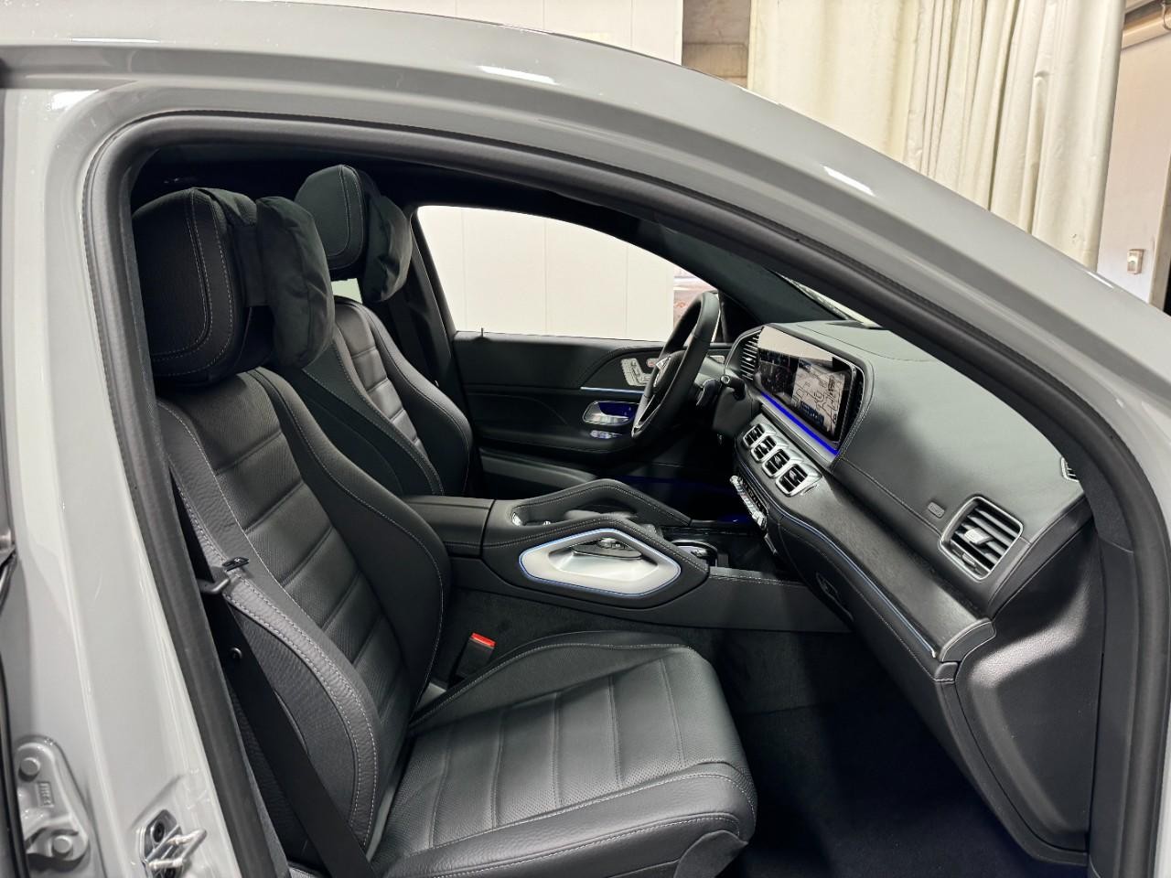 Mercedes-Benz GLE Vehicle Full-screen Gallery Image 18