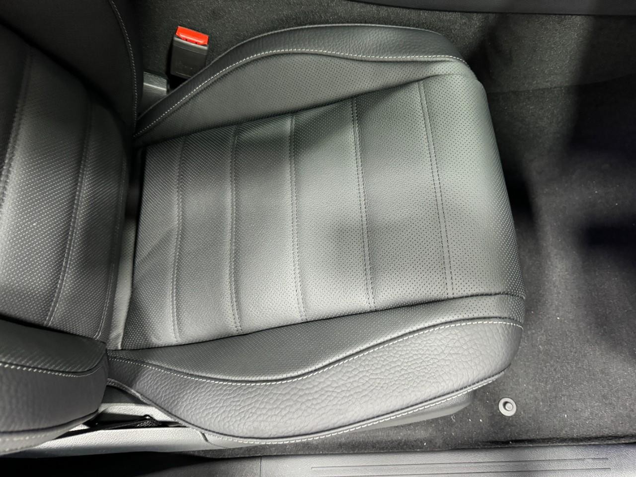 Mercedes-Benz GLE Vehicle Full-screen Gallery Image 19