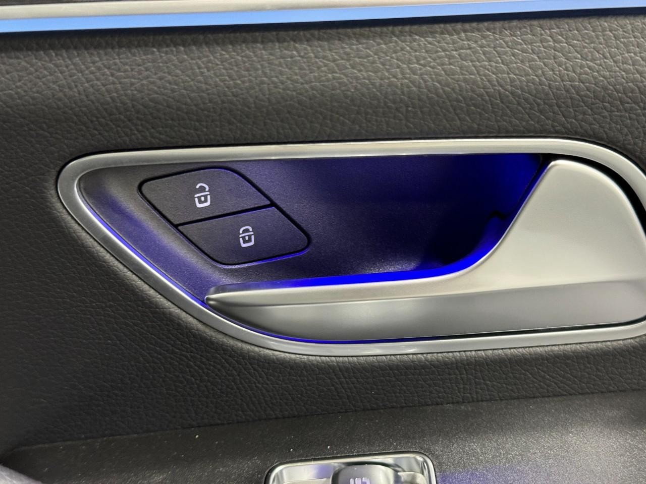 Mercedes-Benz GLE Vehicle Full-screen Gallery Image 21