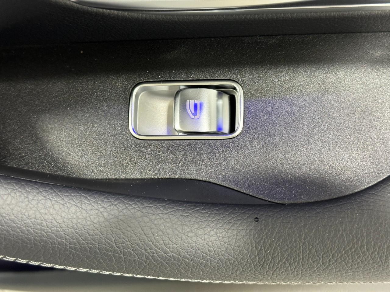 Mercedes-Benz GLE Vehicle Full-screen Gallery Image 22