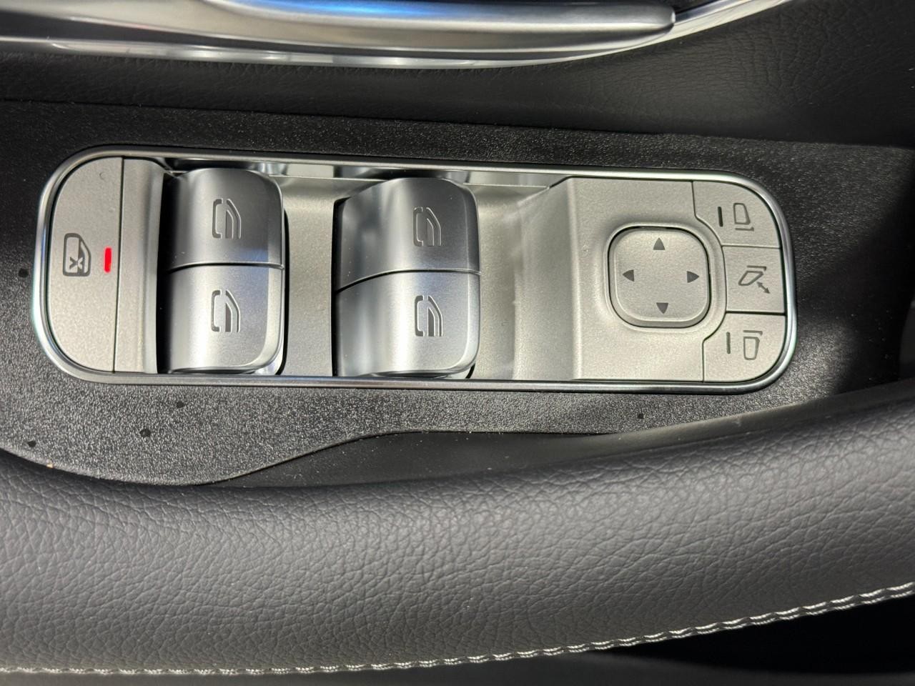 Mercedes-Benz GLE Vehicle Full-screen Gallery Image 26