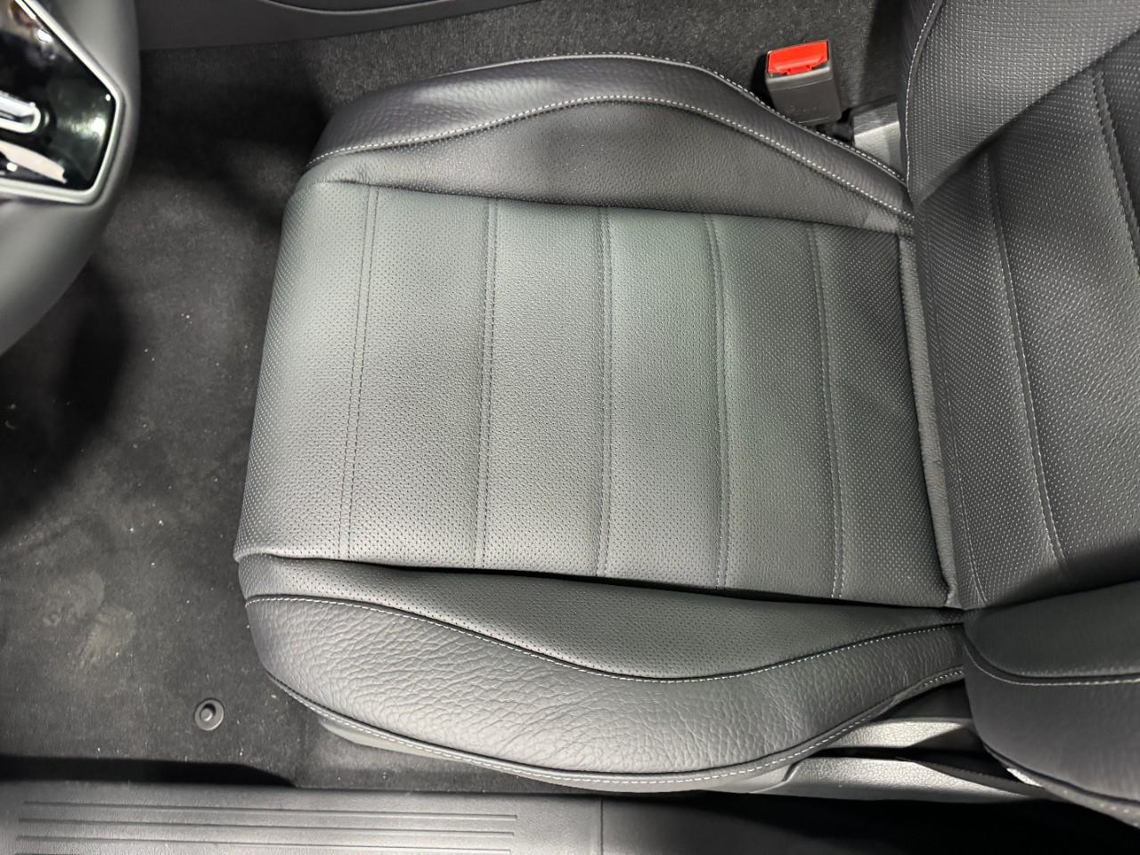 Mercedes-Benz GLE Vehicle Full-screen Gallery Image 29