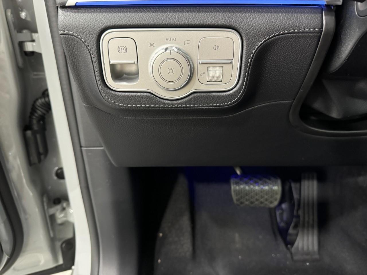 Mercedes-Benz GLE Vehicle Full-screen Gallery Image 30