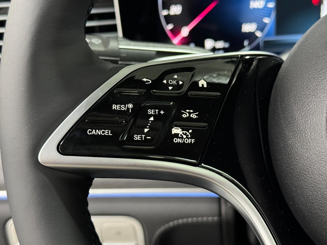 Mercedes-Benz GLE Vehicle Full-screen Gallery Image 31