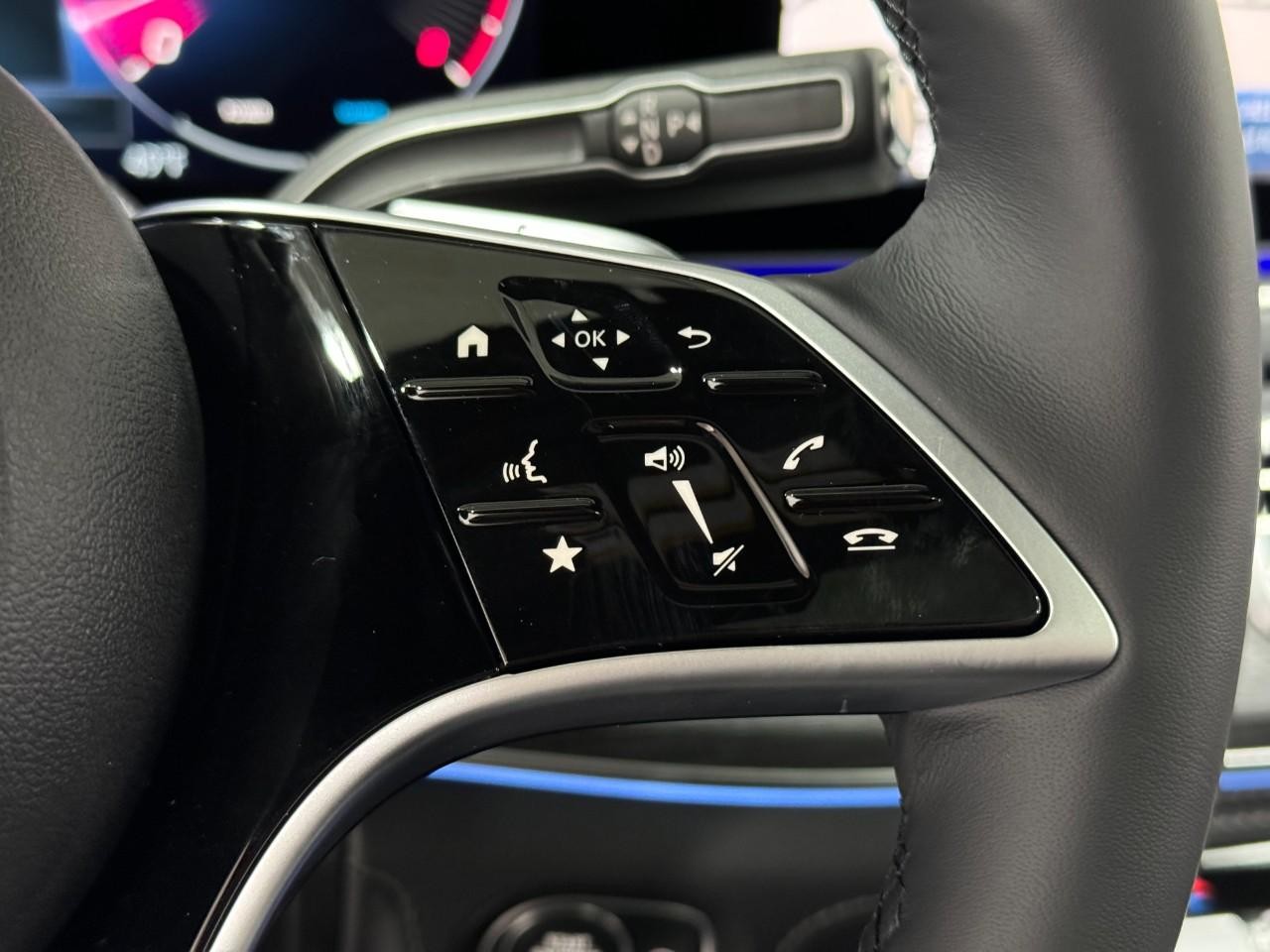 Mercedes-Benz GLE Vehicle Full-screen Gallery Image 32