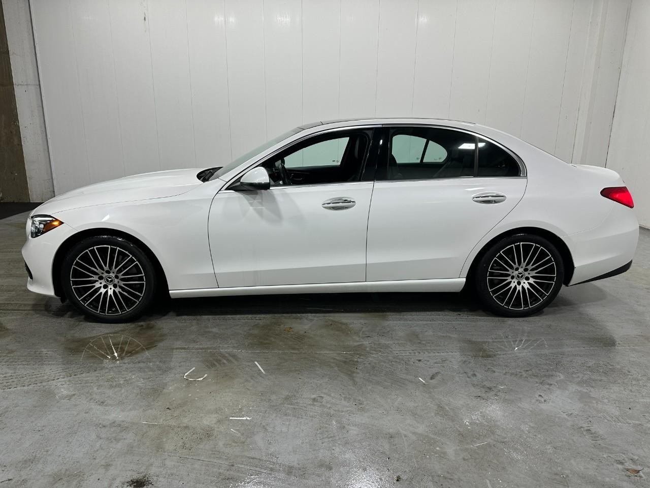 Mercedes-Benz C-Class Vehicle Full-screen Gallery Image 2