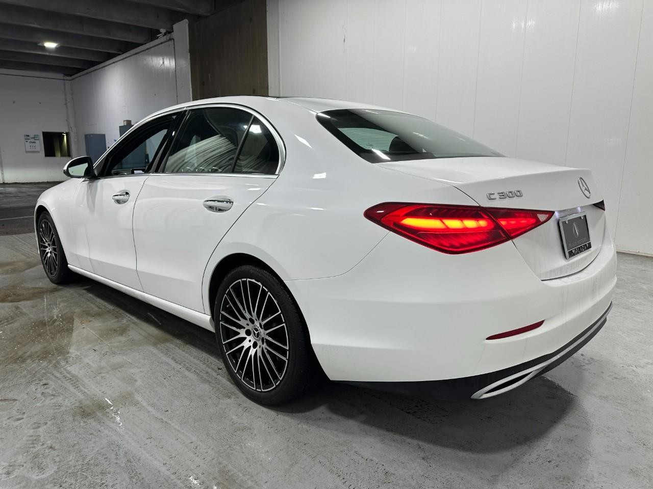 Mercedes-Benz C-Class Vehicle Full-screen Gallery Image 3