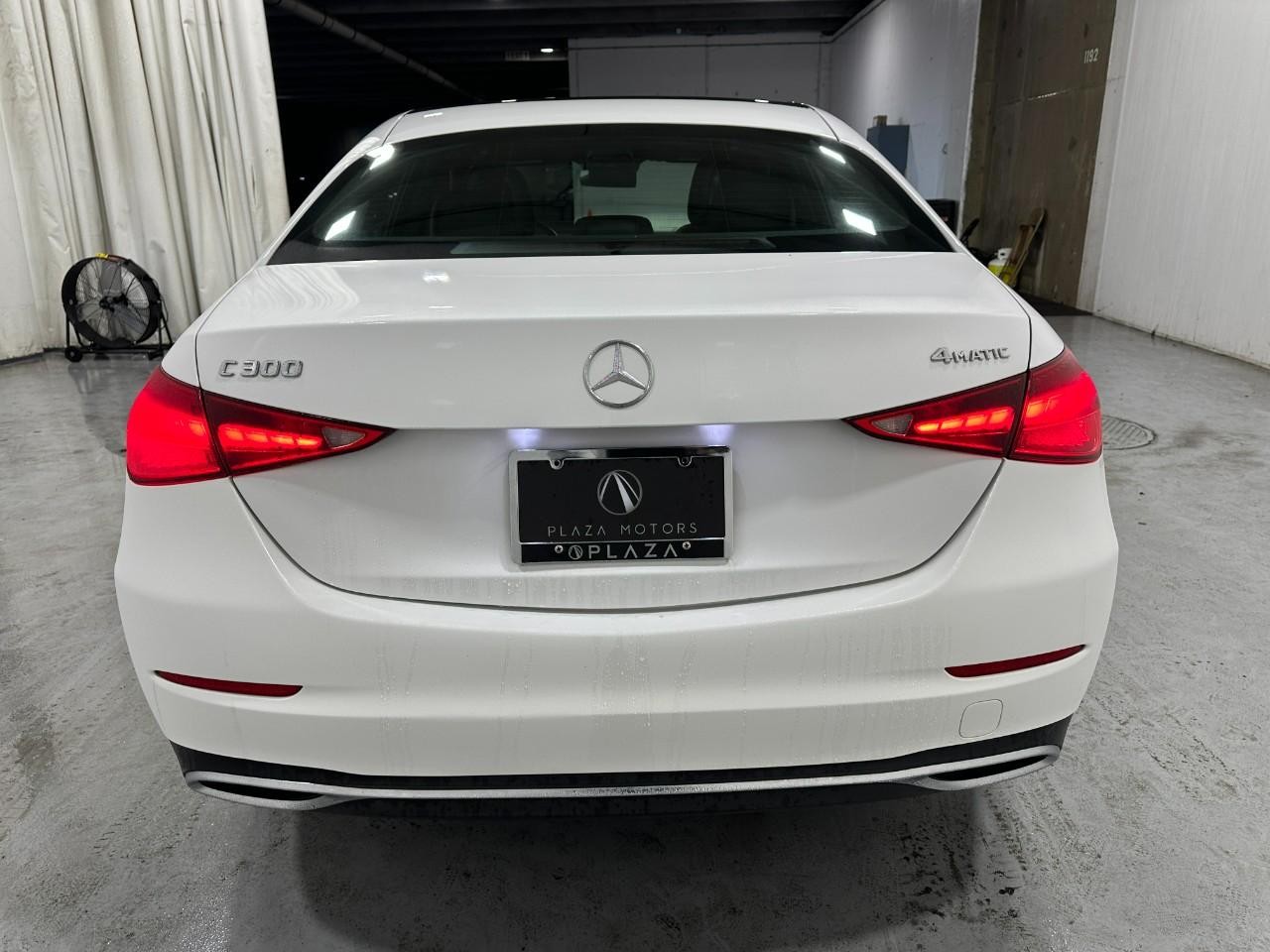 Mercedes-Benz C-Class Vehicle Full-screen Gallery Image 4