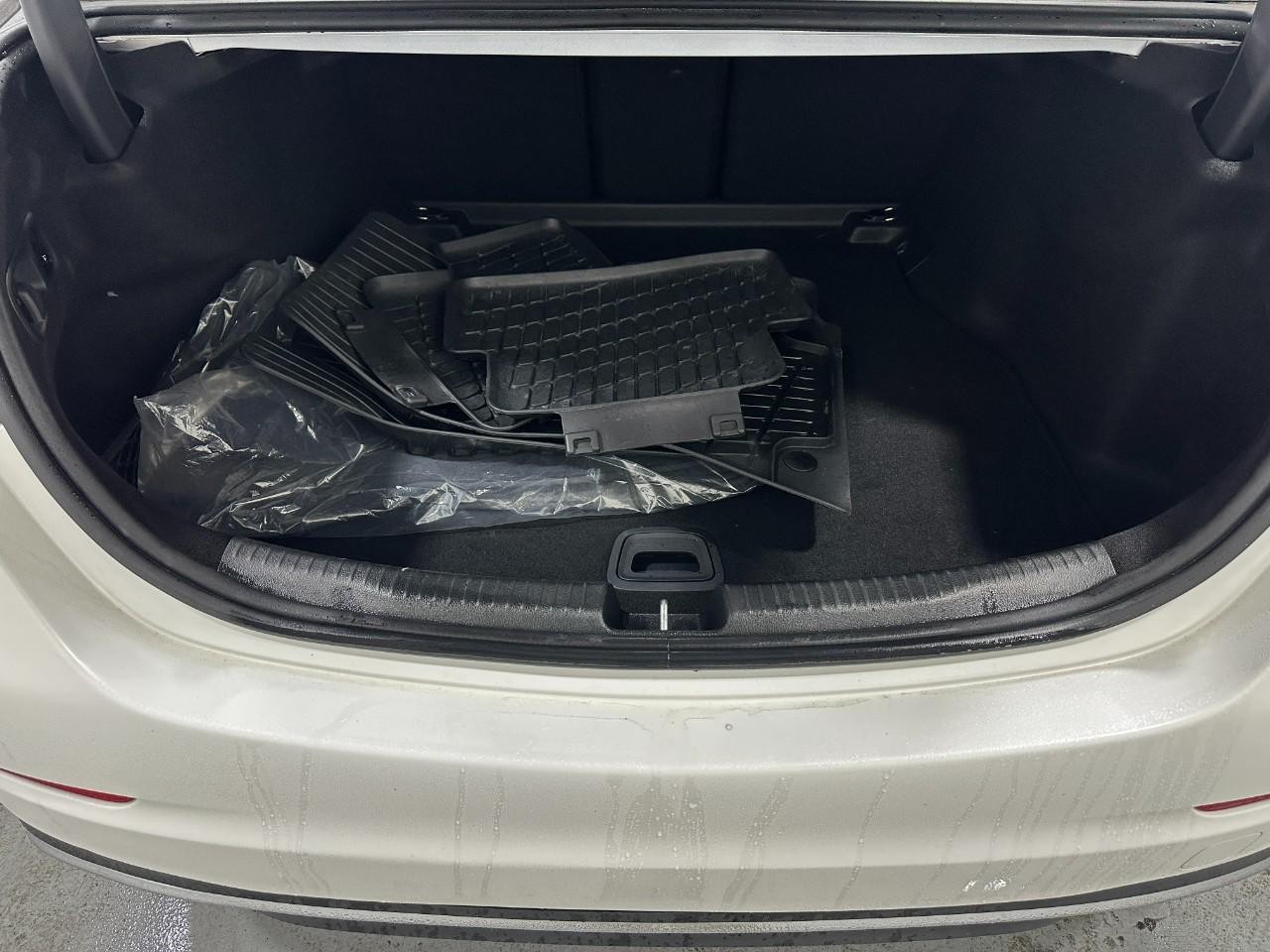 Mercedes-Benz C-Class Vehicle Full-screen Gallery Image 5