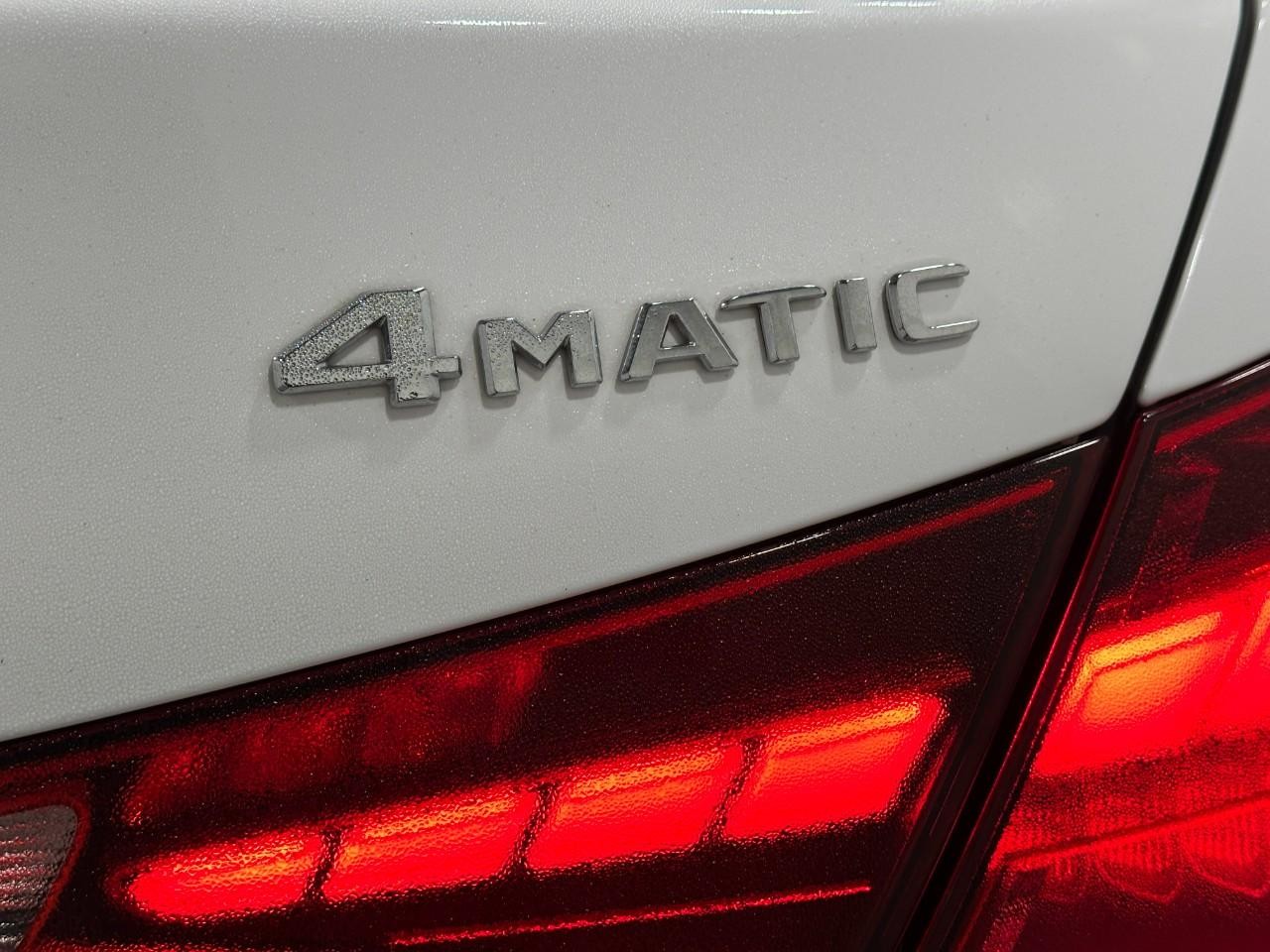 Mercedes-Benz C-Class Vehicle Full-screen Gallery Image 6