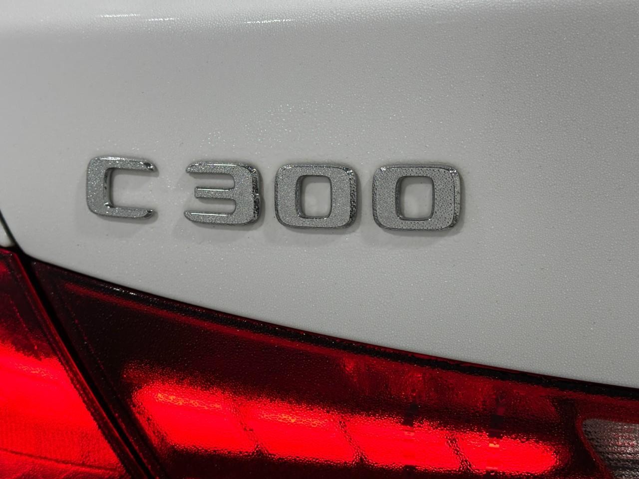 Mercedes-Benz C-Class Vehicle Full-screen Gallery Image 7