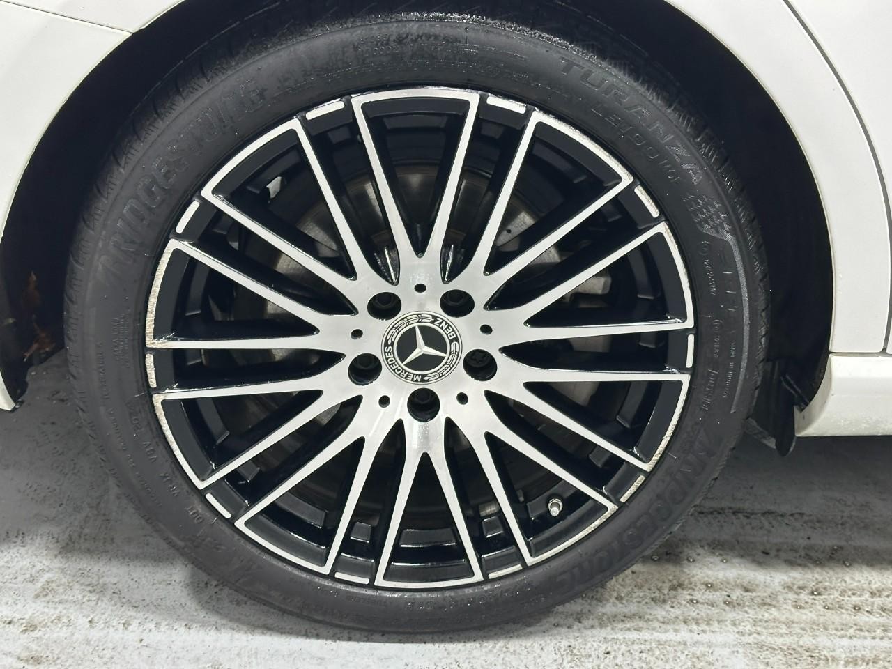 Mercedes-Benz C-Class Vehicle Full-screen Gallery Image 8