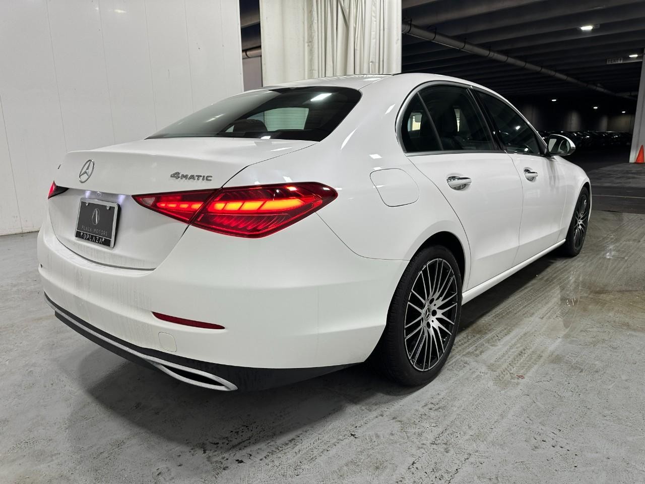 Mercedes-Benz C-Class Vehicle Full-screen Gallery Image 9