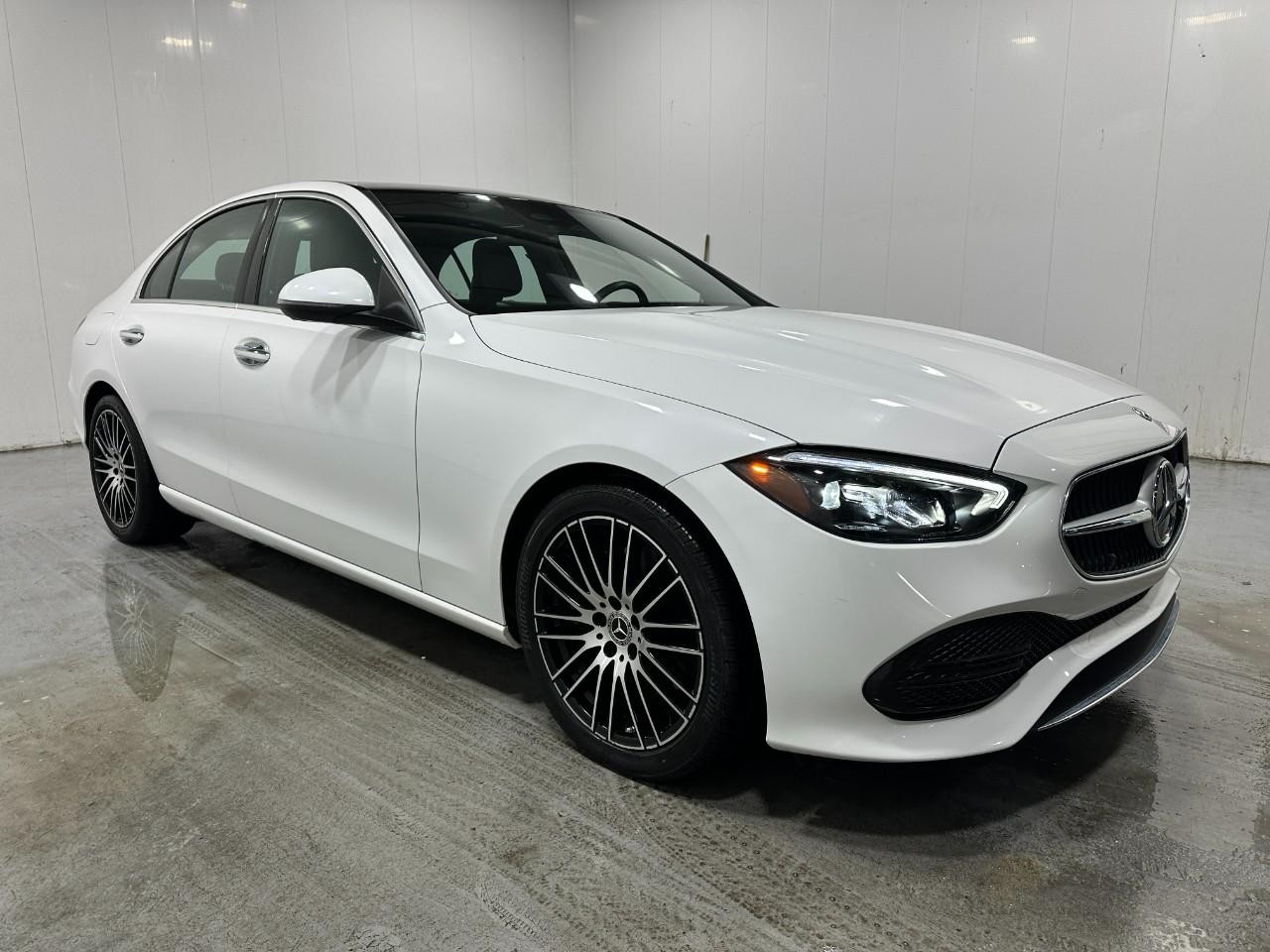 Mercedes-Benz C-Class Vehicle Full-screen Gallery Image 10