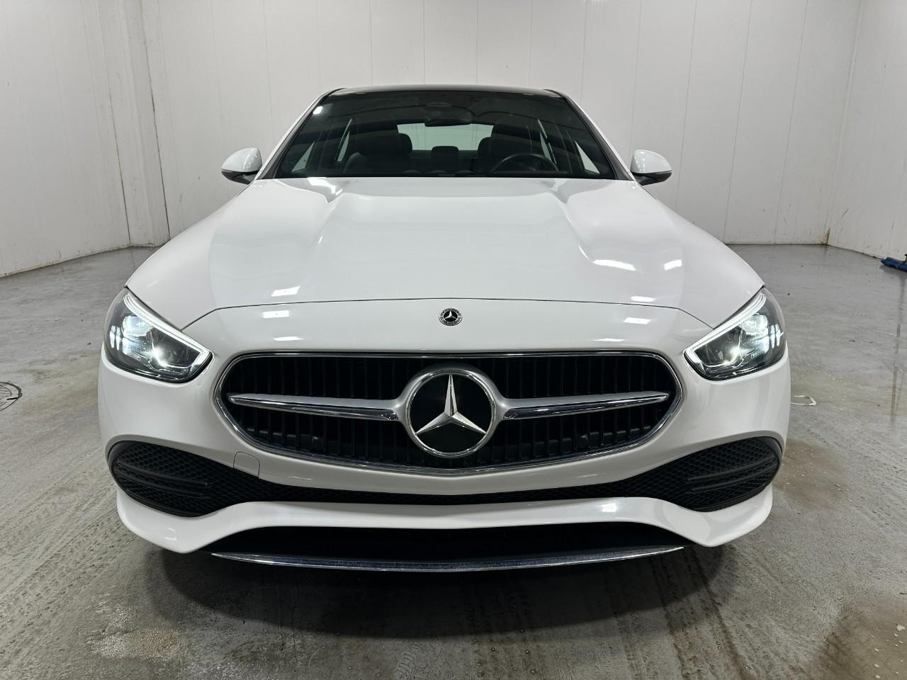 Mercedes-Benz C-Class Vehicle Full-screen Gallery Image 11