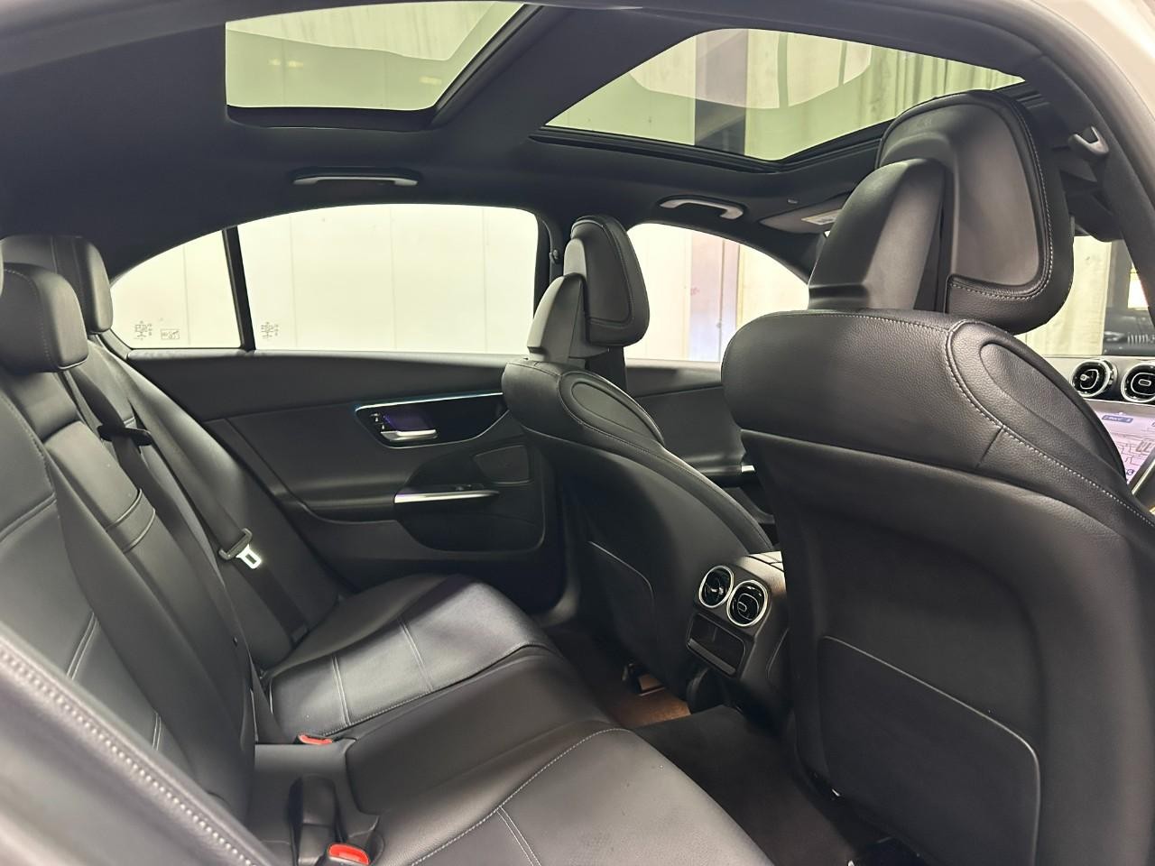 Mercedes-Benz C-Class Vehicle Full-screen Gallery Image 12