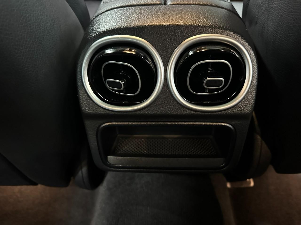 Mercedes-Benz C-Class Vehicle Full-screen Gallery Image 13