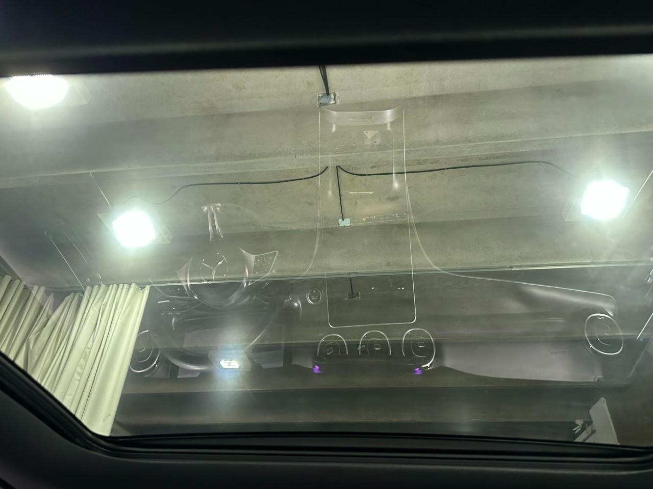 Mercedes-Benz C-Class Vehicle Full-screen Gallery Image 14