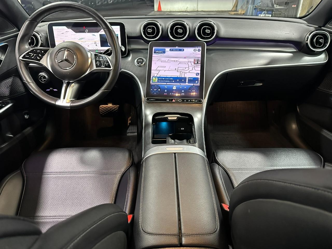 Mercedes-Benz C-Class Vehicle Full-screen Gallery Image 15